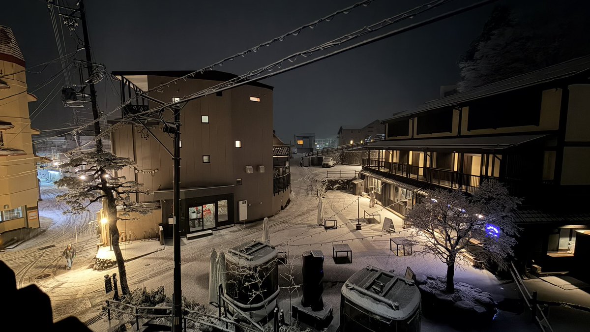 luglugluglug's tweet image. 雪の温泉街を歩く。