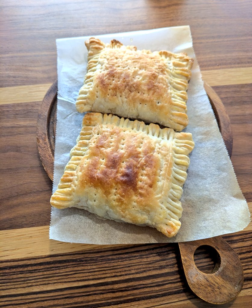 little_cutena's tweet image. これを三角にカットして
三角チョコパイにして夫とお子のおやつにしました
(🍫2倍に値上がりしてて驚く)

とても喜ばれました