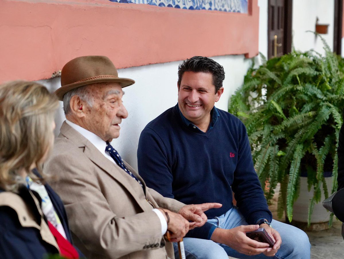 💃 Hemos visitado al decano de los cantaores de flamenco de Sevilla, Jesús Heredia y a su discípula, Patricia Heredia.

👉 Hemos podido compartir experiencias sobre la evolución del flamenco en la ciudad de Sevilla.

Nos han presentado un disco de villancicos flamencos que van a