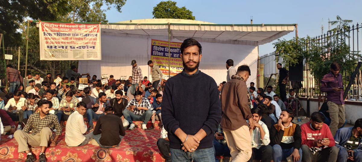 हक और अधिकार की लड़ाई के लिए निमंत्रण नहीं भेजे जाते जिनका जमीर जिंदा होता है वह खुद चलके आते है

स्थान = शहीद स्मारक जयपुर 

#विशेष_शिक्षक_भर्ती