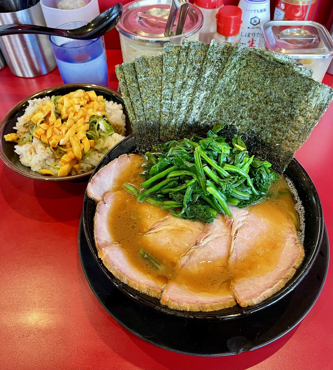 家系ラーメンたつ家

チャーシュー麺
玉子丼

カミさんの退院後の介護の為、休んで家事をしている今日この頃…

買い物ついでに自分の栄養補給と、ストレス発散に此方へ🍜

今日ビジュい〜じゃん🎶
スープもい〜じゃん🥰
全部い〜じゃん👍

いつも有難う御座います🙏
ゴチっす😎

<a href="/tatuyautsunomia/">家系ラーメンたつ家</a>