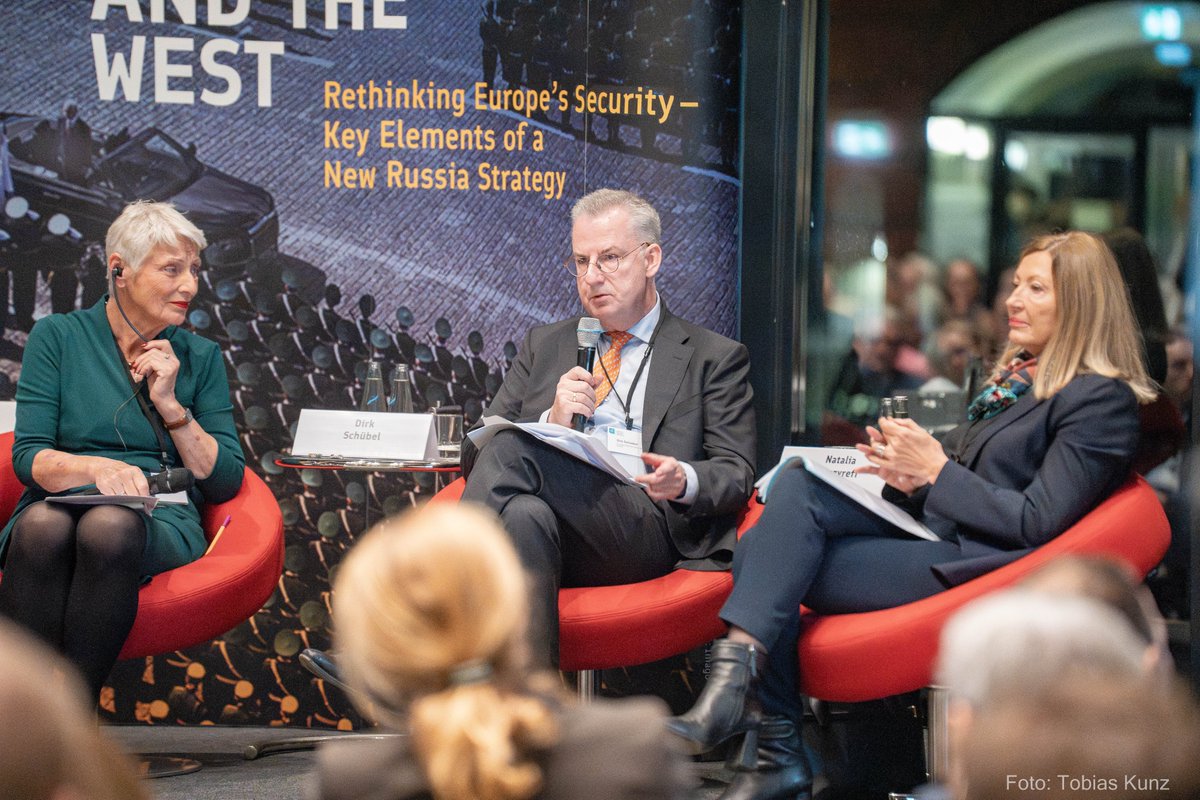 Deutsch­land und Europa tun sich immer noch schwer, aus der Bedro­hung durch Moskau die rich­ti­gen Schlüsse zu ziehen – ein Fazit unserer diesjährigen Podi­umdis­kus­sion „Russ­land und der Westen“, u.a.m Natalie Pouzyreff und Botschafterin Alda Vanaga russlandverstehen.eu/de/russland-un…