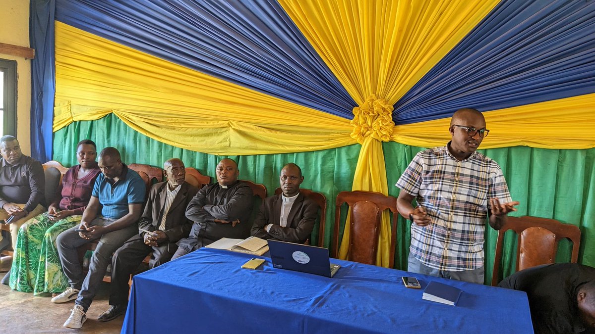 RusiziDistrict's tweet image. Ubu. Mu kuzamura imyumvire n'ibipimo muri gahunda zashyiriweho guteza imbere abaturage,visi meya @AlfredHabimana ari kugirana inama n'abayobozi b'ibyiciro bitandukanye mu murenge wa #Nzahaha kuri gahunda za Leta arizo @EjoHeza_Rwanda ,#MUSA, Graduation ndetse na FOBASI