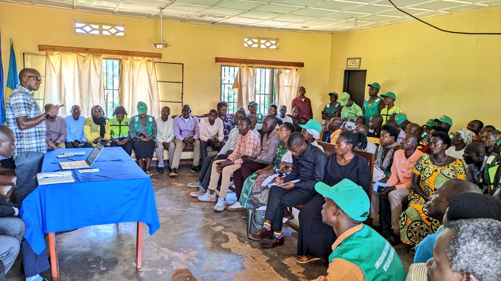 RusiziDistrict's tweet image. Ubu. Mu kuzamura imyumvire n'ibipimo muri gahunda zashyiriweho guteza imbere abaturage,visi meya @AlfredHabimana ari kugirana inama n'abayobozi b'ibyiciro bitandukanye mu murenge wa #Nzahaha kuri gahunda za Leta arizo @EjoHeza_Rwanda ,#MUSA, Graduation ndetse na FOBASI