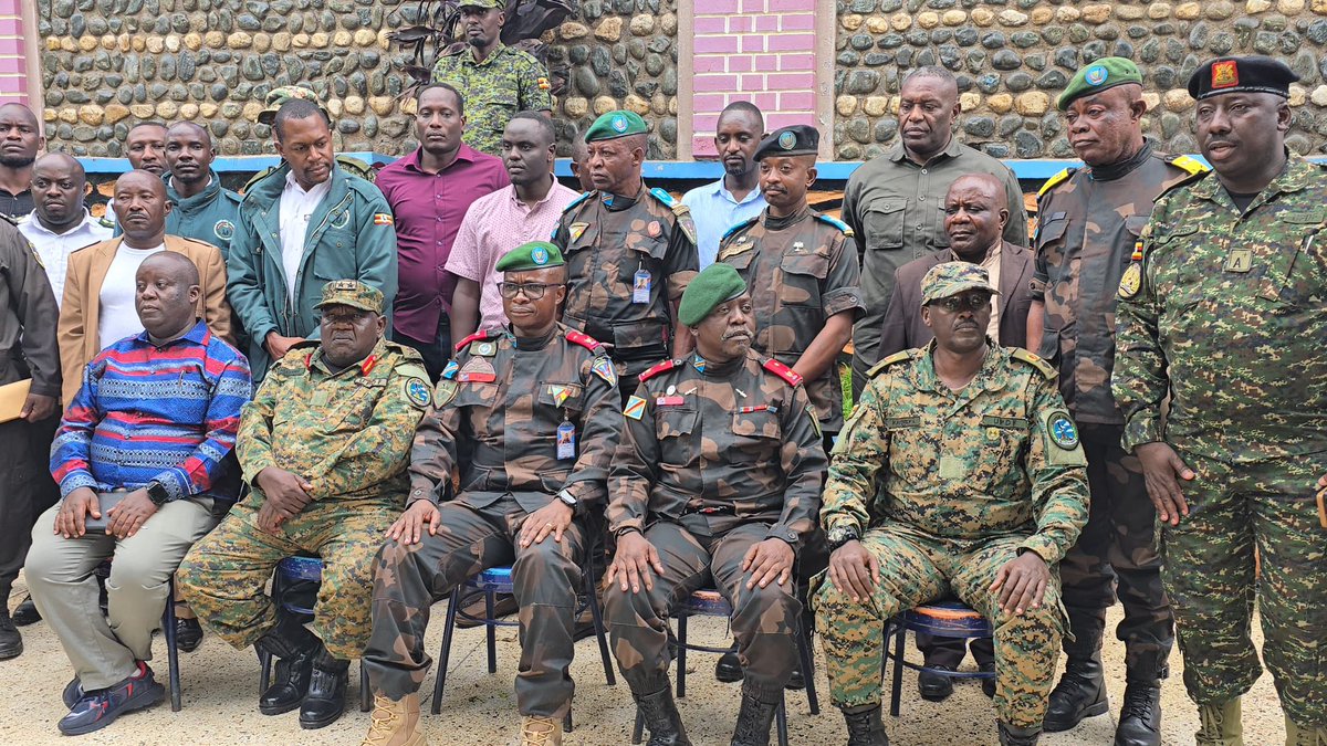 DrcUganda's tweet image. Yesterday, @MODVA_UPDF and @DCICUg handed over five Congolese soldiers from the Armed Forces of the Democratic Republic of the Congo #FARDC to the DRC authorities. The soldiers had fled to Uganda due to the unrest in Eastern DRC earlier this year in July.