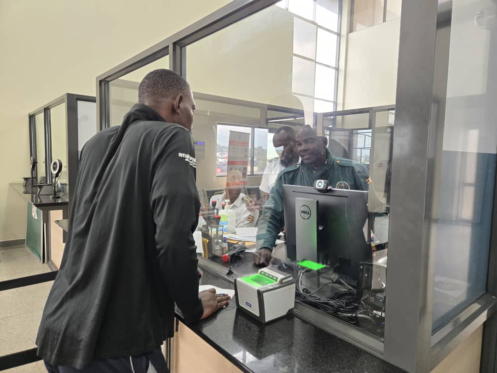 DrcUganda's tweet image. Yesterday, @MODVA_UPDF and @DCICUg handed over five Congolese soldiers from the Armed Forces of the Democratic Republic of the Congo #FARDC to the DRC authorities. The soldiers had fled to Uganda due to the unrest in Eastern DRC earlier this year in July.