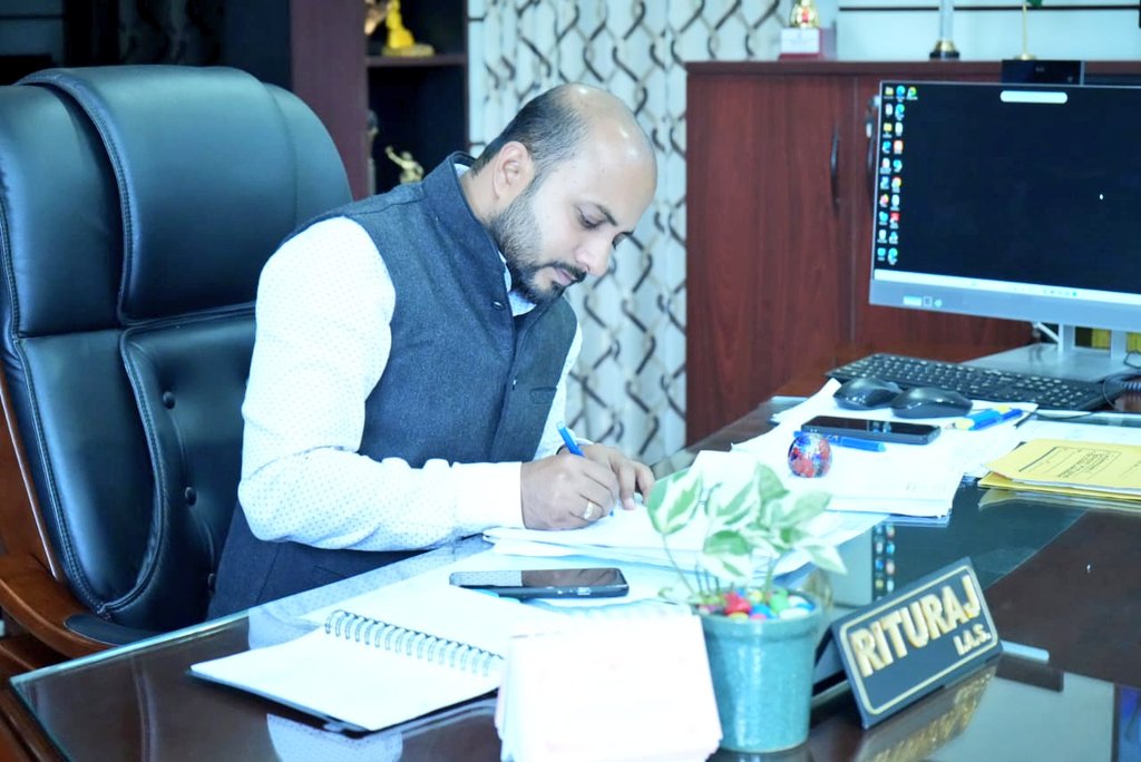 dckoderma's tweet image. कार्यालय प्रकोष्ठ में जनता दरबार का आयोजन कर आमजनों की समस्याओं को क्रमवार तरीक़े से सुना एवं ऑन स्पॉट कुछ मामलों का निष्पादन किया। साथ ही संबंधित विभागीय पदाधिकारियों को जांच कर अन्य मामलों का त्वरित निष्पादन करने का निर्देश दिया।

#JharkhandAt25 
@JharkhandCMO @HemantSorenJMM…