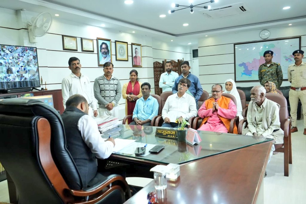 dckoderma's tweet image. कार्यालय प्रकोष्ठ में जनता दरबार का आयोजन कर आमजनों की समस्याओं को क्रमवार तरीक़े से सुना एवं ऑन स्पॉट कुछ मामलों का निष्पादन किया। साथ ही संबंधित विभागीय पदाधिकारियों को जांच कर अन्य मामलों का त्वरित निष्पादन करने का निर्देश दिया।

#JharkhandAt25 
@JharkhandCMO @HemantSorenJMM…