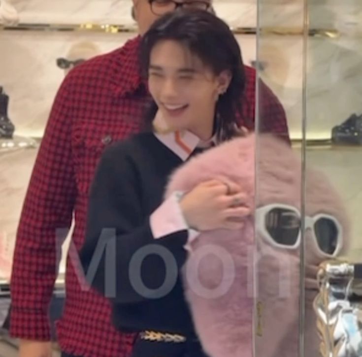 hyunjincrave's tweet image. 1 year ago today, Hyunjin went viral for his adorable interaction with Versace Japan’s CEO, who allowed him to take home a giant, not-for-sale Medusa plushie, which made him visibly overjoyed.
