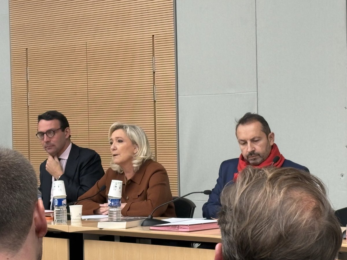 Serge_Muller24's tweet photo. Réunion de groupe ! @groupeRN_off avec notre présidente @MLP_officiel et @sebchenu https://t.co/3I2N1F8I1U