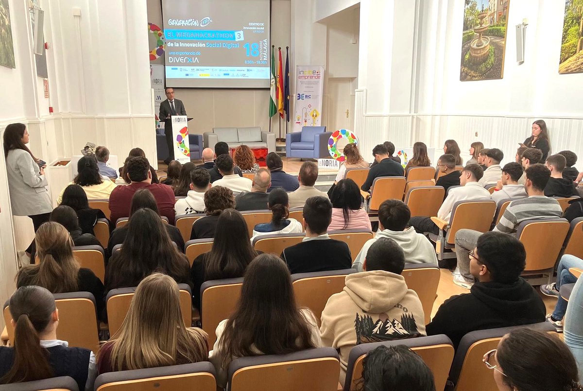 Con motivo del #Megahackathon de <a href="/diverxiamlg/">Diverxia Consulting</a>, el DT de <a href="/EducaAnd/">Consejería Desarrollo Educativo y FP</a>, <a href="/Miguel_Briones_/">Miguel Briones</a>, ha acudido hoy a <a href="/lanoria_mlg/">La Noria</a>. Más de 350 estudiantes de #FP de toda España compiten para crear la mejor idea de #emprendimiento e #innovación social. #GeneraciónFP