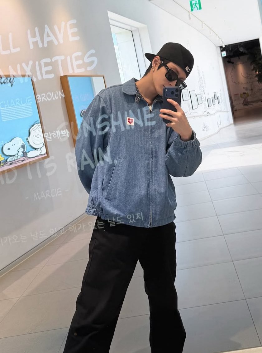 did Xnghan took a pic the same place doyoung and haechan did?