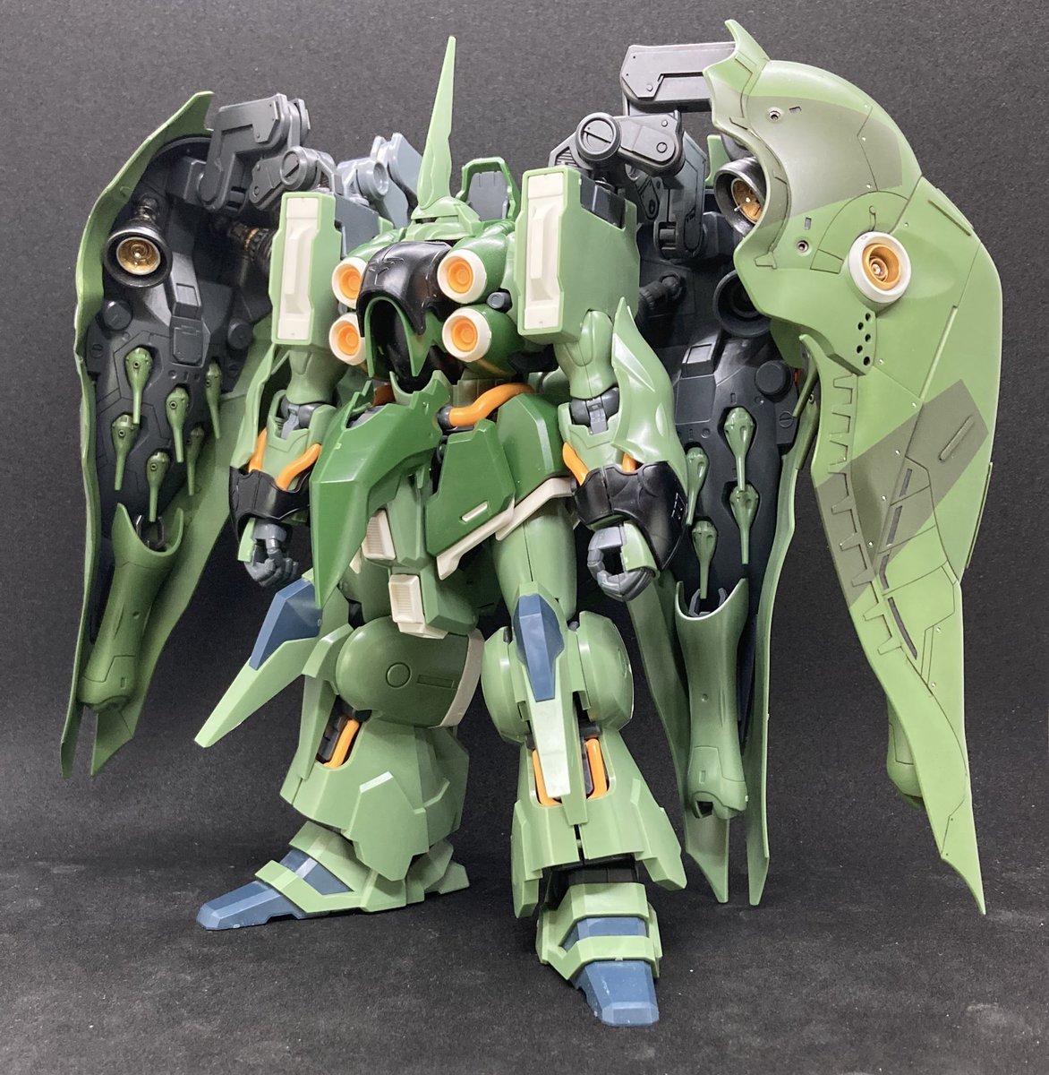 HGクシャトリヤを作っています。 2枚のバインダーが終わりました