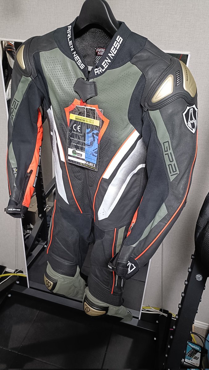 練習用のベリックがボロボロになったのでアレンネスを購入
サイズ感はベリックと同じだったので一安心
しかし新品のツナギはよく滑る😣
とりあえずハタケヤマWAX-1を塗布して様子見かな
もしこれでも駄目ならシートラバーにBloopeRのバグを塗ってみよう