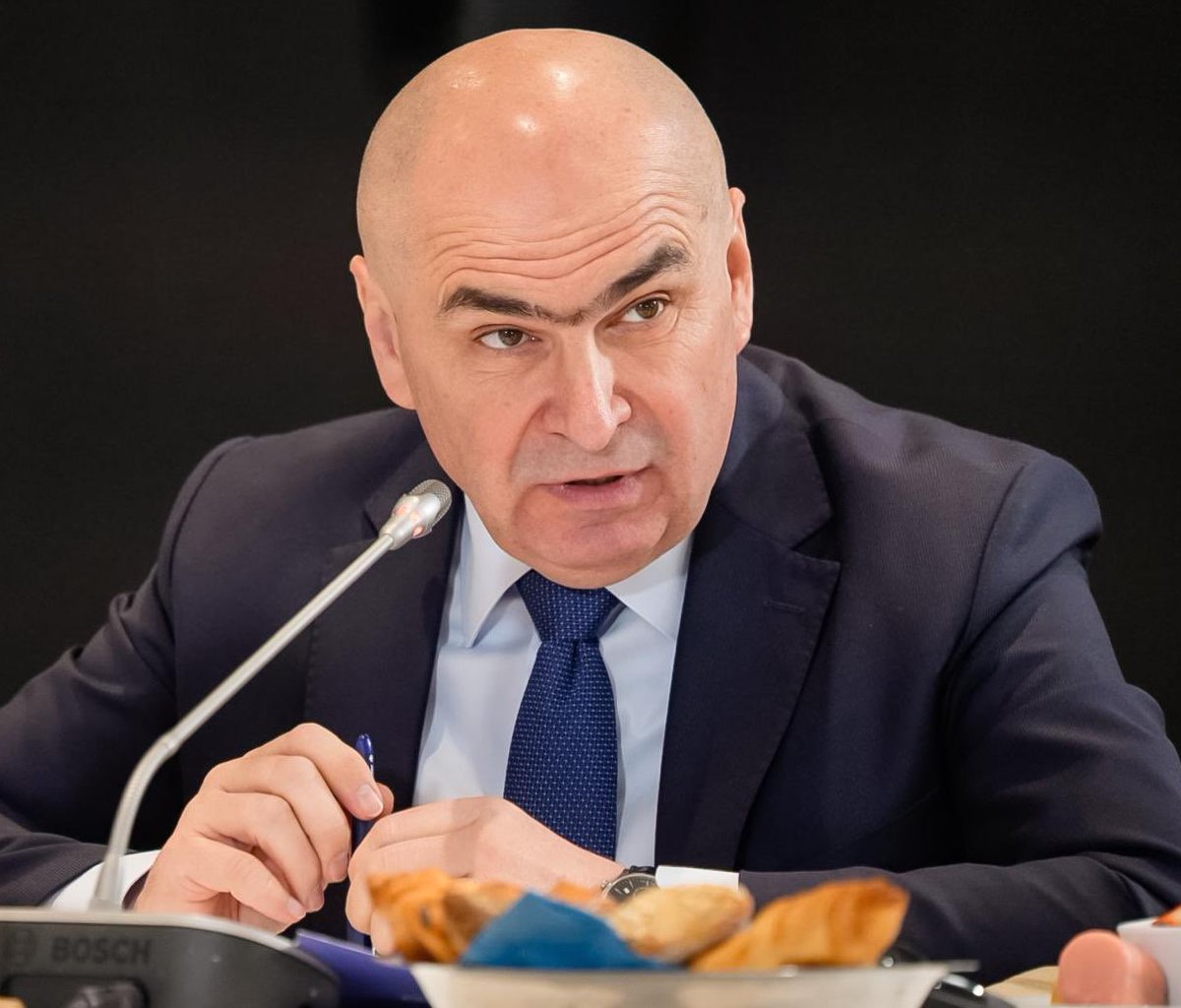 RRInternational's tweet image. #Proiectul de #buget pe 2026 ar putea fi gata abia în ianuarie, a anunţat premierul Ilie @Bolojan la întâlnirea de ieri cu reprezentanţii Asociaţiei Municipiilor din România. (1/4)