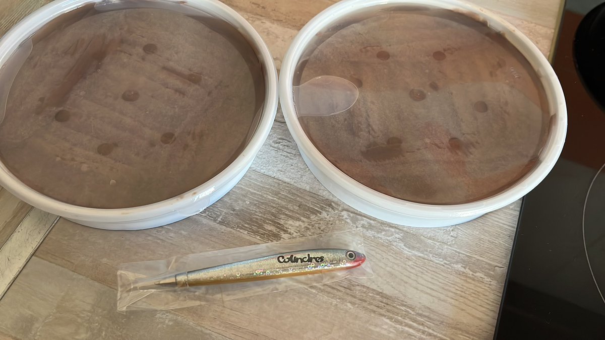 Directo desde Colindres, ni 24h han tardado en llegar mis panderetas de anchoas, hechas con todo el amor que sólo <a href="/lapinhaloca/">Piñita añosa 💢</a> puede darles. Y con detalle de regalo. ¿Te he dicho alguna vez que te quiero, Ana? 💙💙💙💙💙