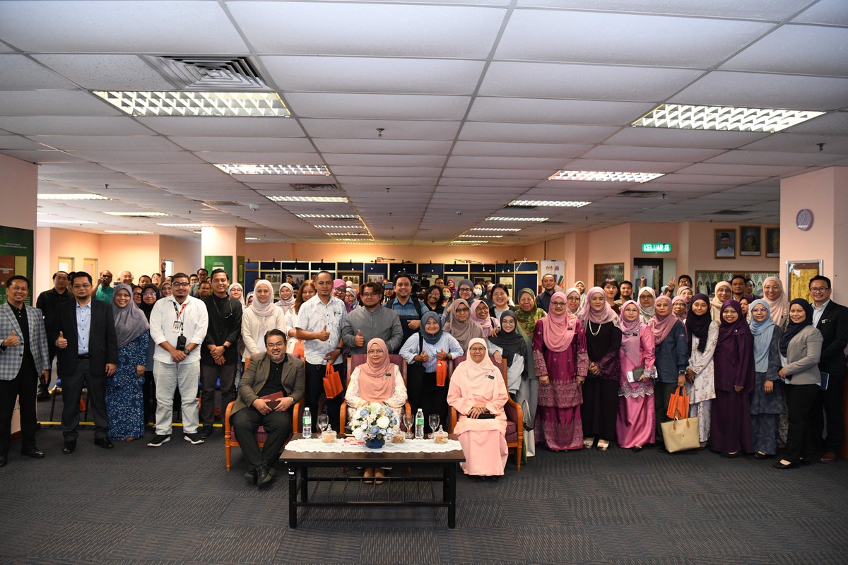 KUALA LUMPUR, 18 November 2025 – YBrs. Puan Anisatul-Wahidah binti Abdul Wahid, Timbalan Ketua Pengarah, Perpustakaan Negara Malaysia (PNM) telah merasmikan Sesi Town Hall Perpustakaan Negara Malaysia bersama para penerbit bagi tahun 2025.

#PNM
#MalaysiaMADANI