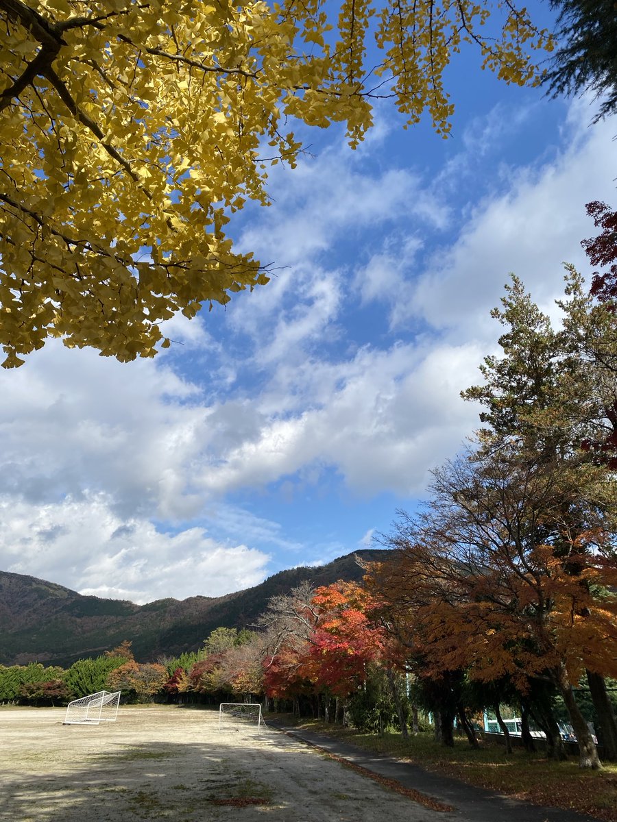 q11g4uDVTQwrb5a's tweet image. 本日11/18(火)は箱根中学校PTA社会教育活動で染付け豆皿づくり体験をお楽しみ頂きました。小涌谷にある教育センター工作室をお借りしての出張WS、和紙染め技法中心に、それぞれ描きたいものを自由に制作して頂きました。みんな違ってみんないい😊焼き上がりお楽しみに😊11/19(水)20(木)は定休日です。