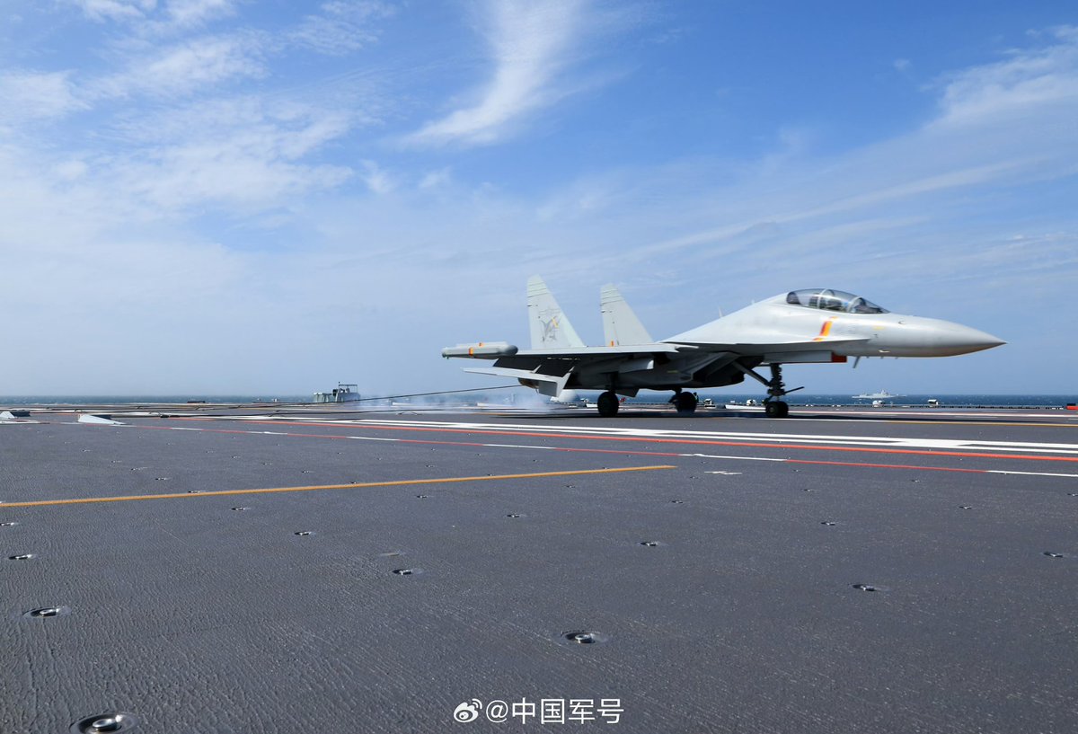 福建舰入列之后开展的首次海上实兵训练任务，歼-35、歼-15T、歼-15DT、空警-600等多型舰载机完成了多架次弹射起飞和着舰训练。