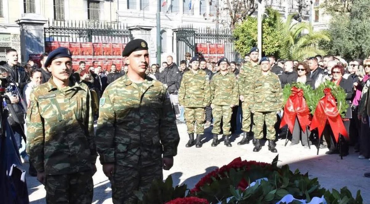 andrewssj4_'s tweet image. Φαντάροι καταθέτουν στεφάνι του ΚΚΕ, φορώντας την παραλλαγή τους. 
Ολοι μπορούν να είναι γιωτάδες ως φαντάροι. 
Οι κομμουνιστές, θα είναι γιωτάδες μια ζωή.
Γεννημένοι ανθέλληνες.