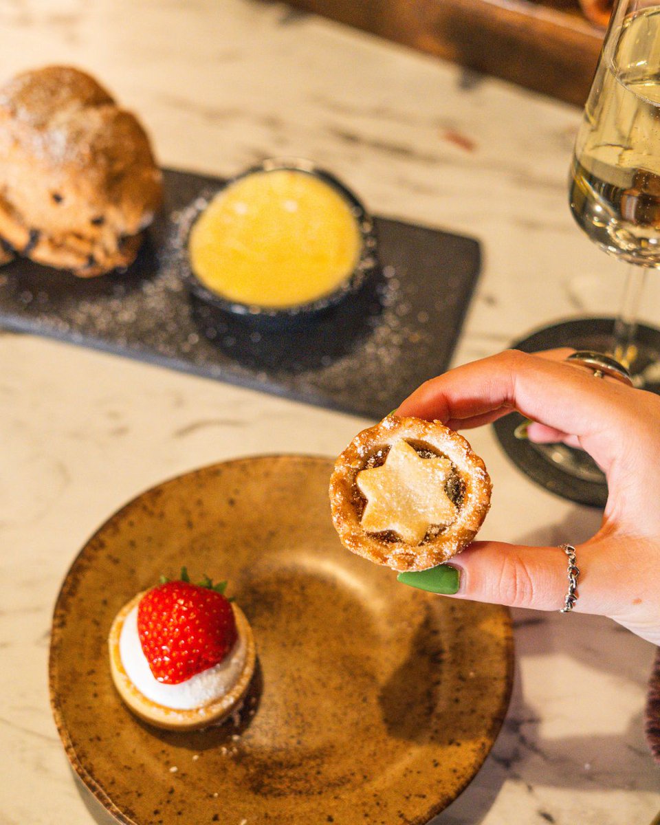 Feast your eyes on the incredible Festive Afternoon Tea at @tapcpleeds, serving now and throughout December!

Find out more and book your table here 👉campaign.signupfornews.co.uk/tap-at-crowne-…

#Festive #AfternoonTea