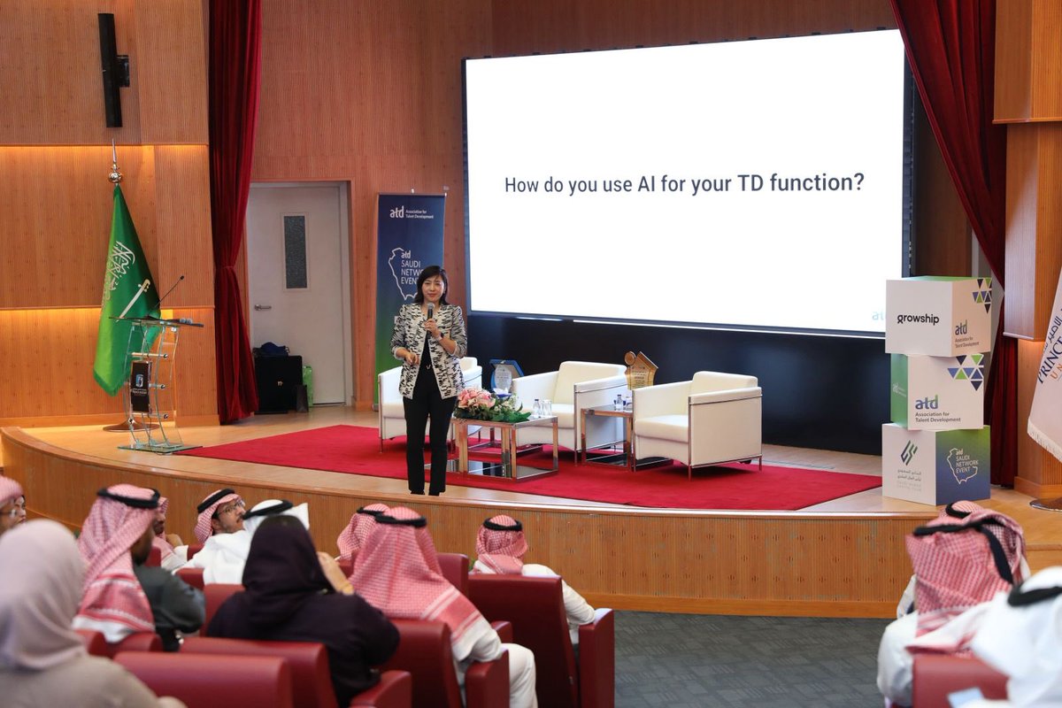 saudi_HCC's tweet image. أقام النادي السعودي لرأس المال البشري يوم الأحد 16 نوفمبر 2025م فعالية &quot; لتعزيز قطاع التعلم والتطوير في المملكة بالشراكة &quot;ATD في جامعة الأمير سلطان.
استعرضت الفعالية أبرز التحولات العالمية في مجال التعلم وتنمية المواهب، وأهمية الاستثمار في تطوير القدرات لمواكبة متطلبات المستقبل.