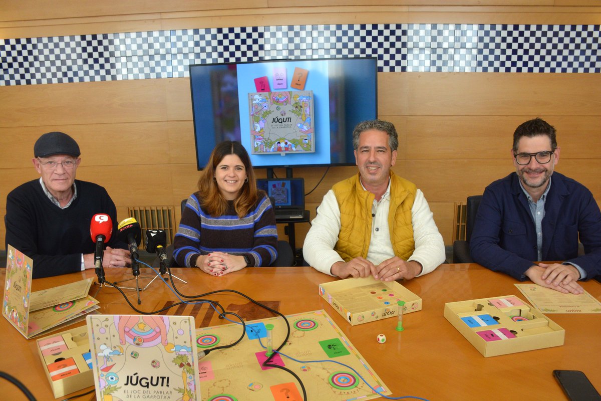 Olotuit's tweet photo. 🔊🧩🎲 Júgut, el nou joc de taula del parlar de la #Garrotxa!

🖋️#AjuntamentOlot col·labora en aquesta iniciativa que es farà arribar a les escoles i equipaments municipals amb la voluntat de fomentar l’ús del català i la cultura catalana.
ℹ️https://t.co/errccAOd2K

#Olot https://t.co/0rCST92nDB