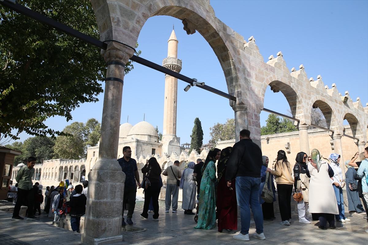 Şanlıurfa ara tatilde ziyaretçi akınına uğradı medyaurfa.com/sanliurfa-ara-… #şanlıurfa #balıklıgöl #sondakika