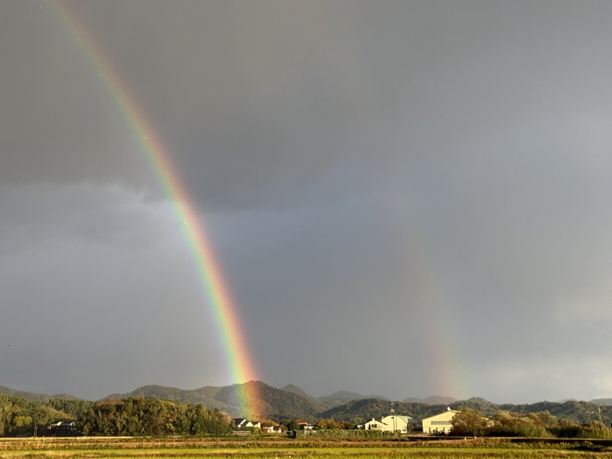 naokotetusakura's tweet photo. 車を運転していたら窓の外に虹🌈
それもDOUBLE RAINBOW🌈🌈
3枚目は別の場所からの写真
それも、ちょうど杉山清貴さんの「DOUBLE RAINBOW」曲を聴いていたという⋆⸜(* ॑꒳ ॑* )⸝
#杉山清貴
#DOUBLE_RAINBOW https://t.co/MH0rW1ZoXw
