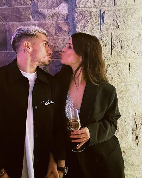 #DemetÖzdemir’in fotoğraflarını beğenmesiyle gündem olmuştu!

#Galatasaray’ın sevilen futbolcusu #LucasTorreira, #DevrimÖzkan’dan özür diledi.

“Hiçbir kızla alakam yok, Devrim benim hayatımın aşkı. Ondan özür diliyorum.”🫢💥