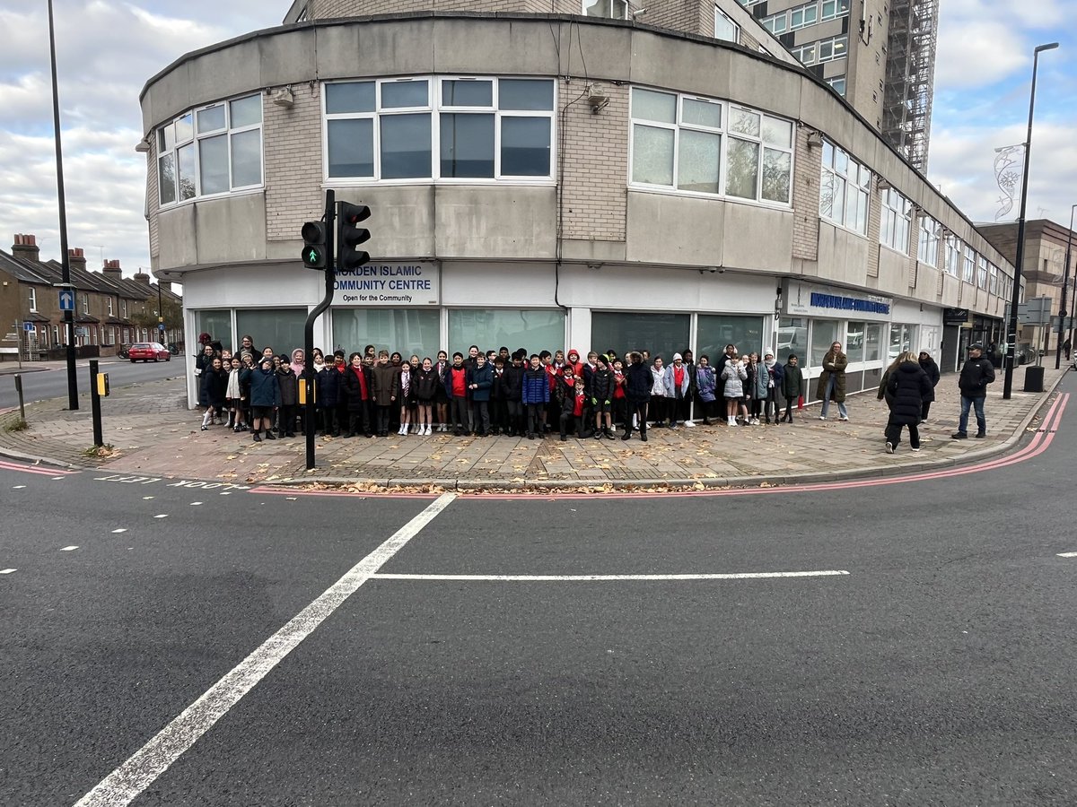 CCJacademy's tweet image. 🚌 6F and 6C are on the road! We&apos;ve arrived safely at the Islamic Centre and are ready to start our fantastic workshop. Excitement levels are high as we prepare to learn about the history, traditions, and culture of the local Muslim community.

@LEOacademies #WeAreLEO🦁🧡