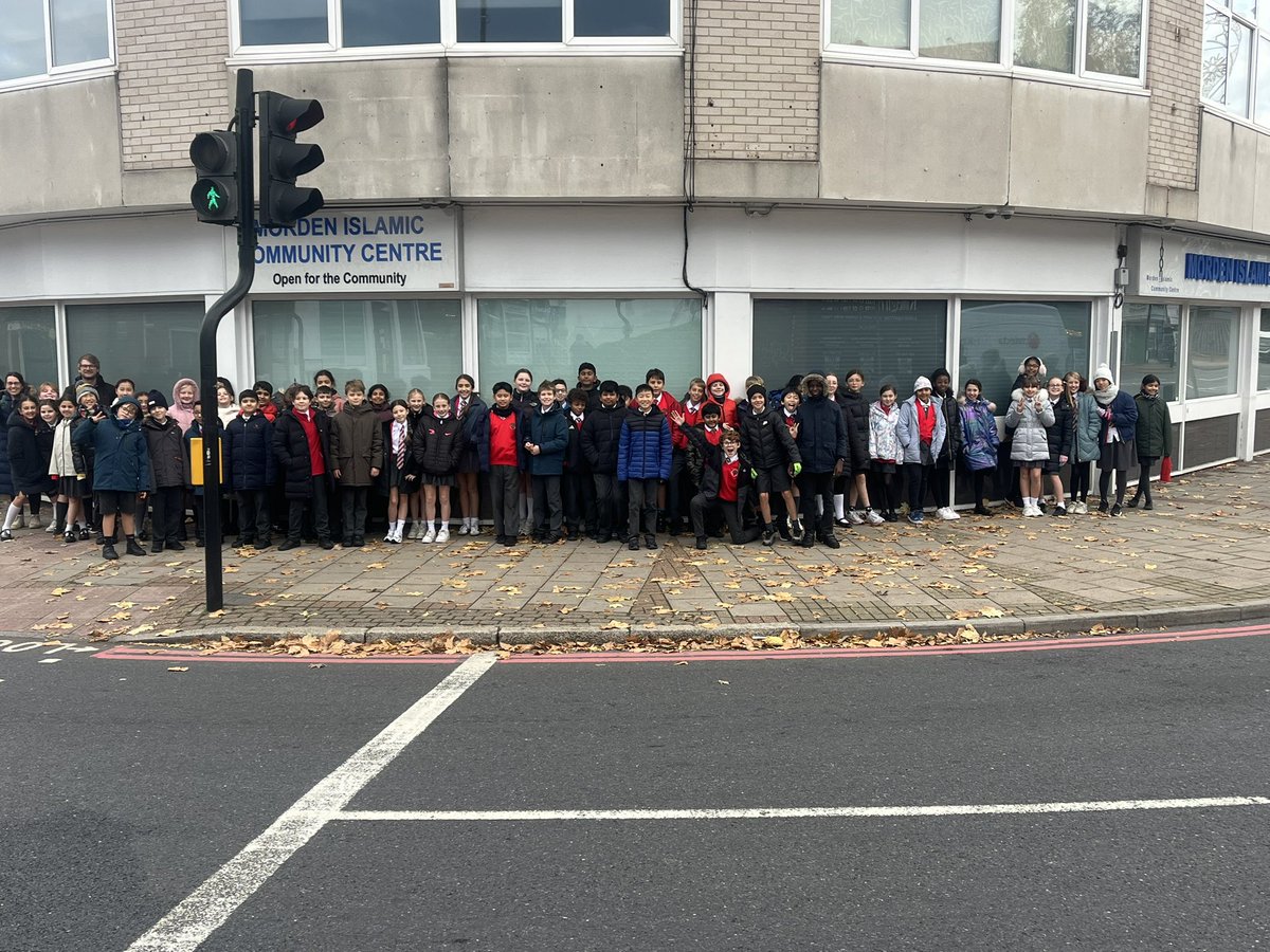 CCJacademy's tweet image. 🚌 6F and 6C are on the road! We&apos;ve arrived safely at the Islamic Centre and are ready to start our fantastic workshop. Excitement levels are high as we prepare to learn about the history, traditions, and culture of the local Muslim community.

@LEOacademies #WeAreLEO🦁🧡