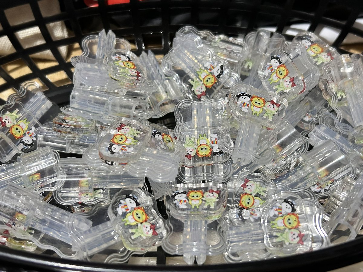 kmplcsnbbiibibu's tweet photo. Cable cord protectors and keyrings are readyyyy 🥳
 BRB ~packingggg 🏃‍♀️💨

Updates about my whereabouts on d-day will be posted here 😁
 📌I’ll also go private on d-day! See you ❤️💚💙

#PEBACAConcertinManila #PEBACA 
#OffGun #TayNew #KristSingto 
#POLCASAN #BABII #KINGMAN https://t.co/ngPPvtuA1K