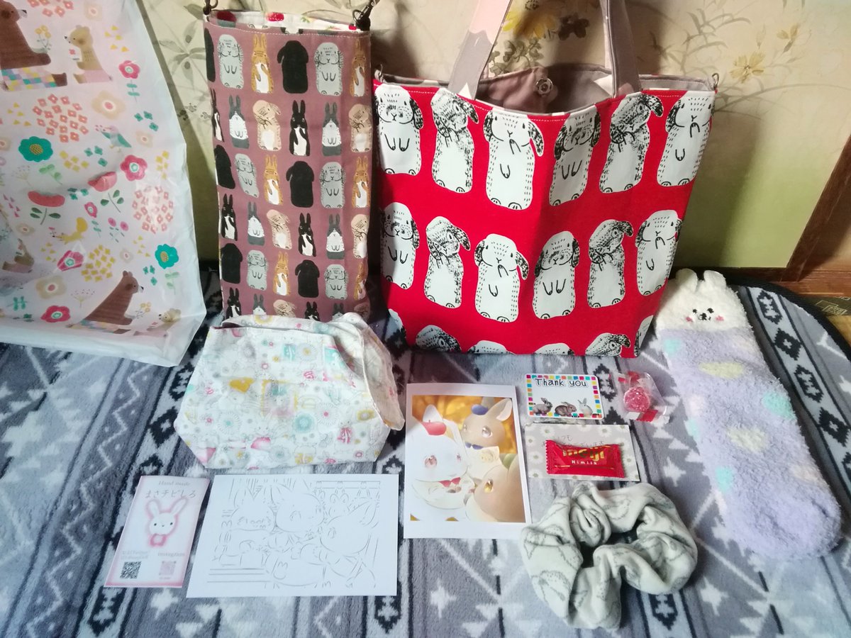 maruwo_usagi's tweet image. うわぁ🛍️🐰💓可愛い😍💕サイズ抜群✨✨まさチビしろさん(@Oxql5c0)に作っていただきました😳大好きなfululuさん生地🐰内側の生地もまた可愛いのです🍓💠💓
プレゼントもたくさんいつもありがとうございます☺️💕ハルさんのポストカードかわいい～🐰🐰🐰💖