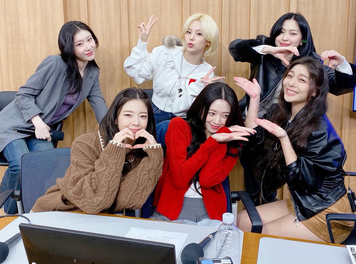 itzypopbase's tweet image. ITZY stuns with Korean singer Ailee.