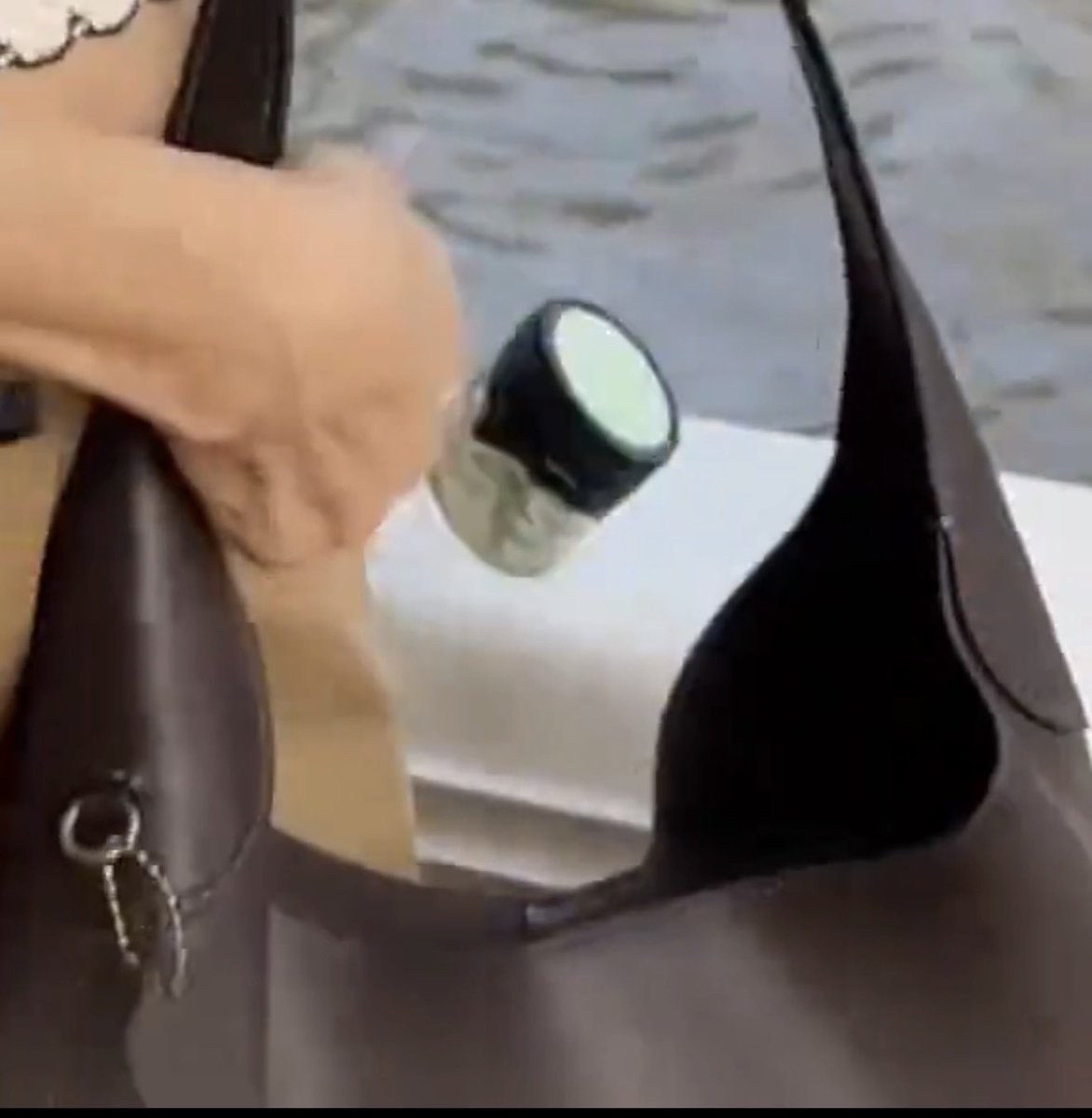 ยาดม RADA ไม่มีขาย เพราะกระปุกนี้เอเจนซี่ทำแจก 555555 อันนี้น่าจะเป็นรุ่นที่ 3 แล้วมั้ง

ดมแล้วสดชื่นมากก ถ้าตกฉันก็กรี๊ด  เอ็นดูคว้ายาดมแต่แว่น miumiu จม