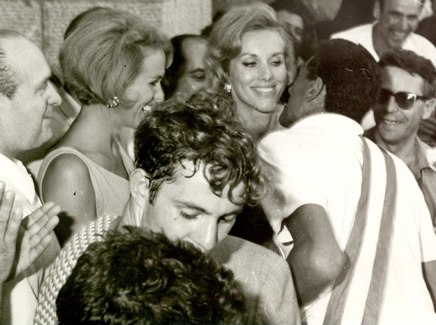 Addio alle gemelle Kessler, frequentarono l'Argentario, qui fotografate nel 1966 a Porto Santo Stefano durante la premiazione del Palio Marinaro dell'Argentario con madrina e capitano del Rione Valle.
#toscana #kessler #gemellekessler #argentario #paliomarinaro #portosantostefano