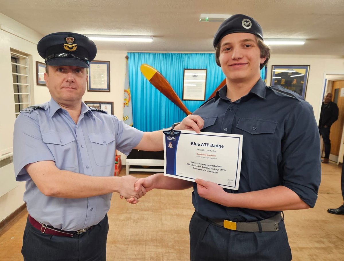 115SQNATC's tweet image. Also last night @aircadets Sliver Leadership, Blue Wings &amp;amp; Bronze Cyber badges were presented #WhatWeDo @BedsCambsWing @CERegionRAFAC