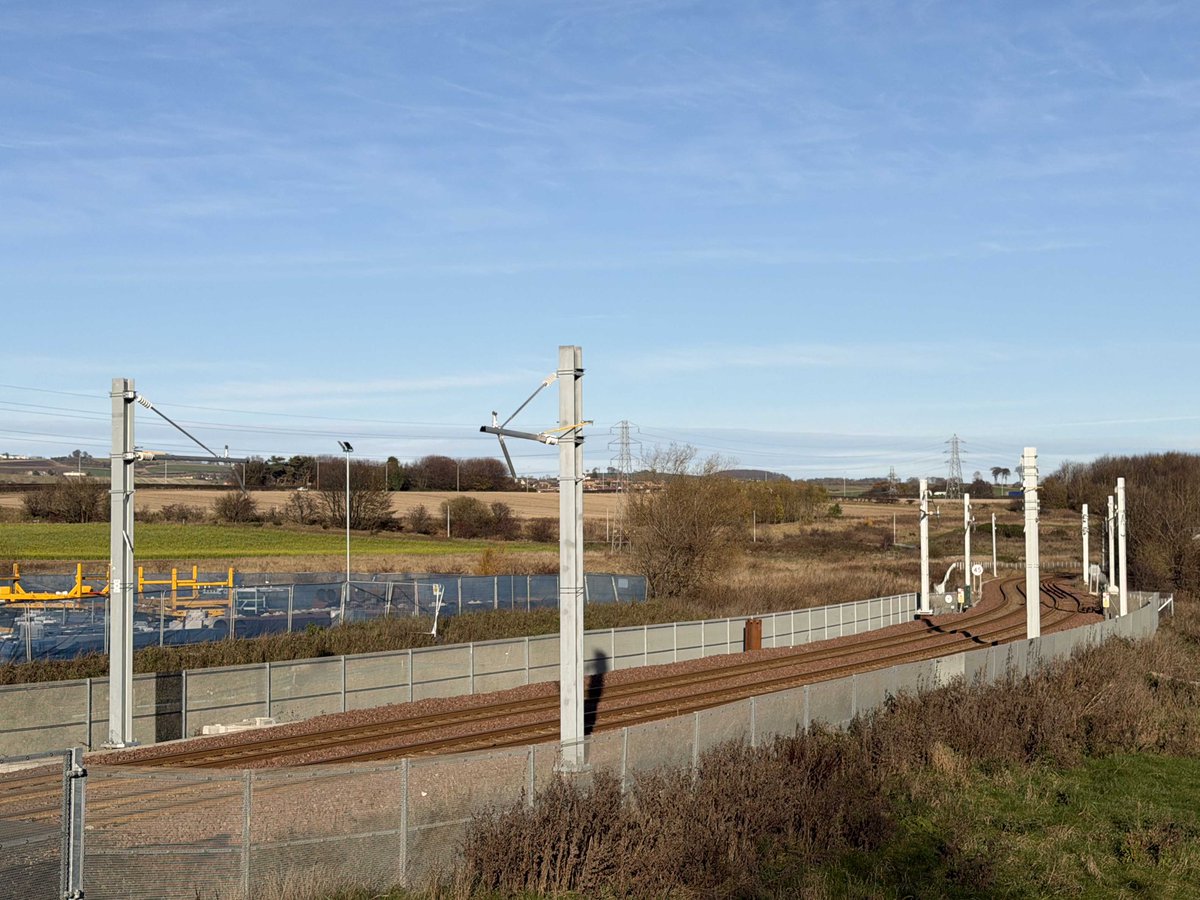 Good to see masts on the new Levenmouth branch as part of <a href="/NetworkRailSCOT/">Network Rail Scotland</a> 's steady rolling programme of electrification.