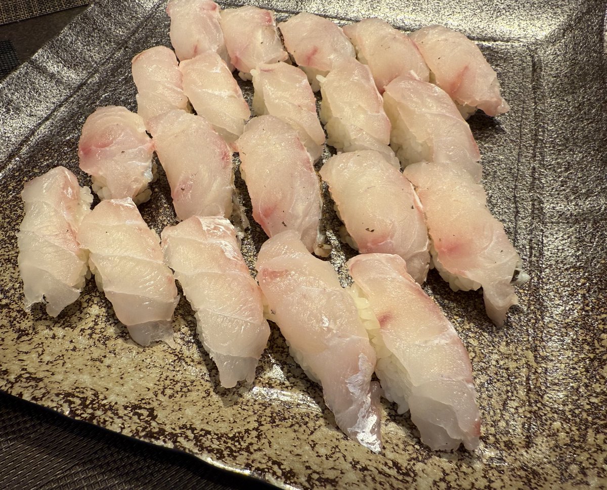 Arakisengyo_yu's tweet photo. 白甘鯛の握り
初めて触る超高級魚に緊張…ꉂ🤣𐤔

美味すぎます‼️流石2キロオーバー🤤 https://t.co/xgip1ky3cN