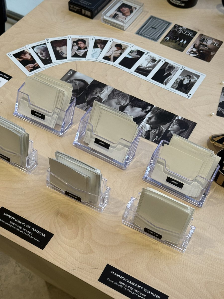 아니 시향이 이따구라서 누구꺼였는지 기억도 안나고 향도 잘 안났고 들고 나와서 맡으니까 다 비슷한 향나서 그냥 퐝당했음