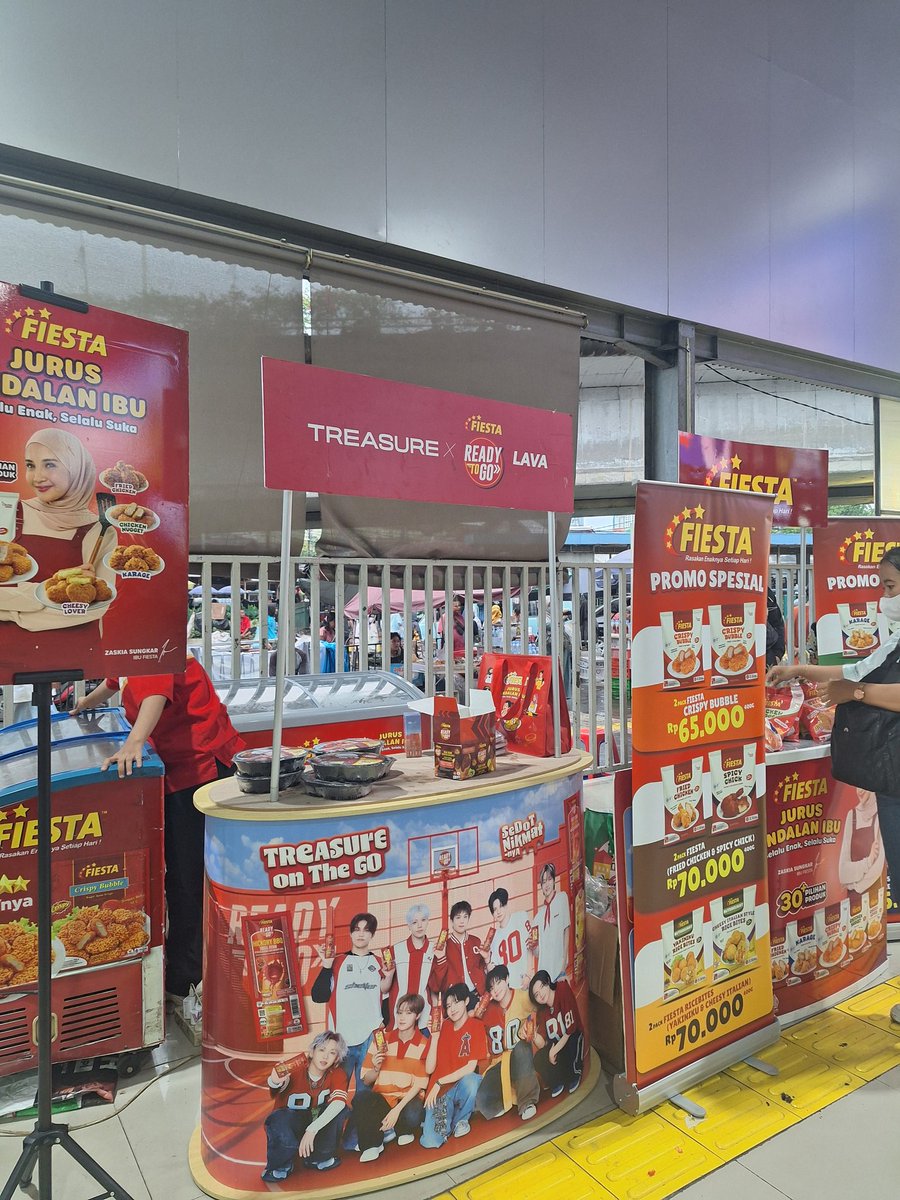 Di Stasiun Tanah Abang tenant ada di sebelah kiri gate masuk gedung lama (yang memang banyak tenant itu). 
Buka jam 12.00 sampai malem.
Tapi tadi aku mampir sosisnya abis, baru diambil paling ready abis Maghrib. Jadi ya aku g beli wkwkwk