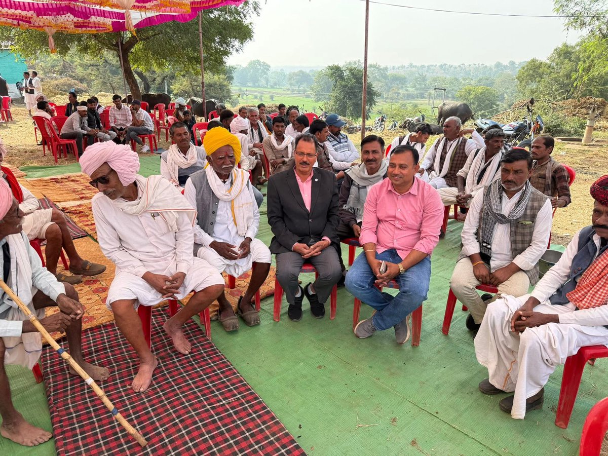 आज एक सामाजिक कार्यक्रम में हमारे स्कूल के साथी पीली पगड़ी में श्री बद्री लाल यादव जी निवासी नेत्याखेड़ी के साथ हमारी पुरानी यादें ताज़ा हुई।