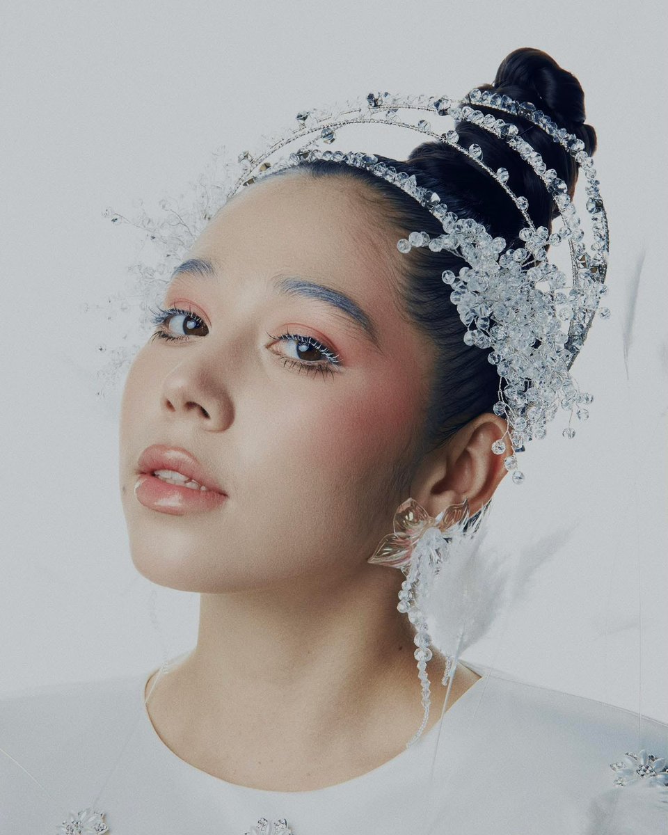 Мишээл: Сайн уу манайхаан, би Астана хотод ирээд  финалын шатны бэлтгэлдээ орсон байна 🤗 11.22ны өдөр Казахстаны цагаар 20:00 цагт финал шат эхлээд үзүүлбэрийн дараа санал өгөх хэсэг нээгдэнэ. Гэвч Монгол улсаас надад санал өгөх боломжгүй (өөрсдийн орны оролцогчиддоо санал өгөх