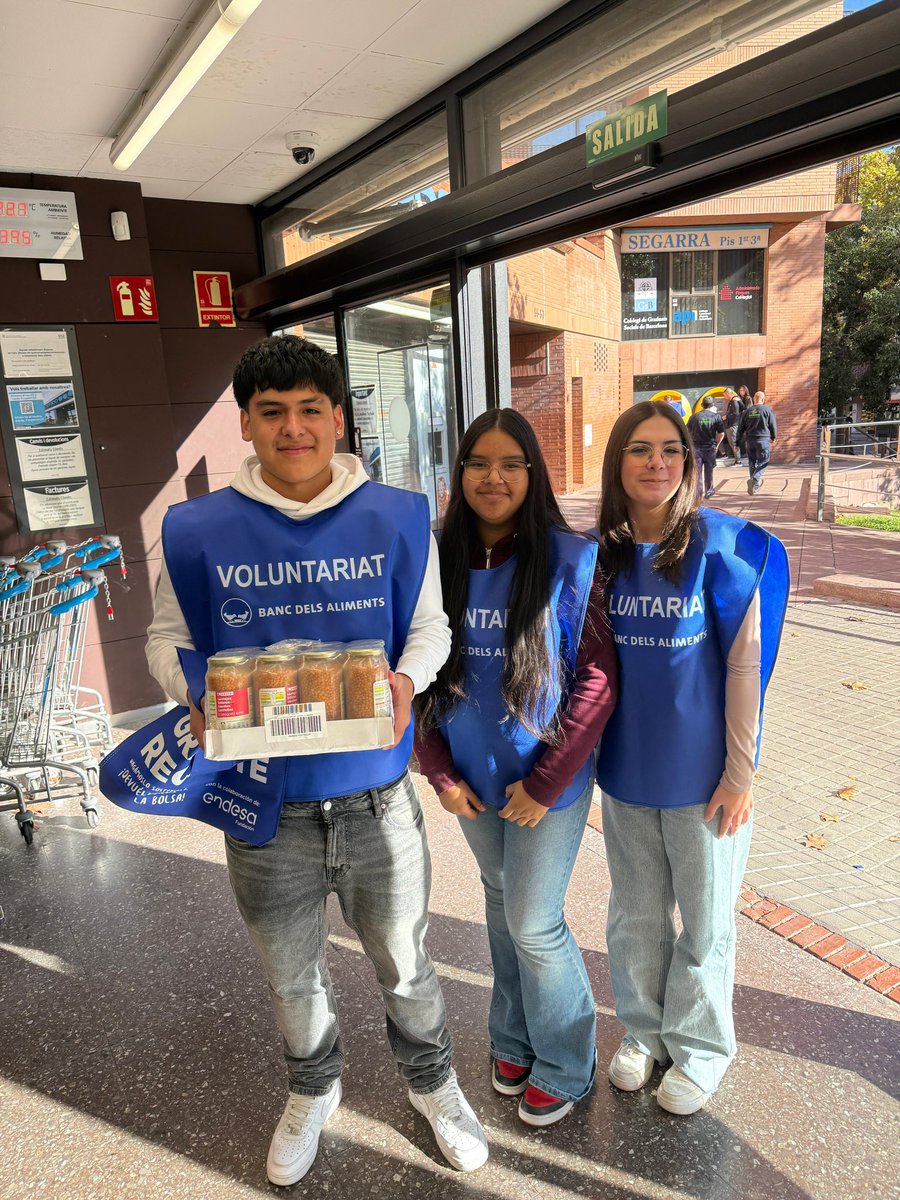 🥫✨ El Gran Recapte al nostre col.legi ha estat tot un èxit!
Gràcies a la col·laboració de l’alumnat, hem aconseguit recollir molts aliments per ajudar les persones que més ho necessiten 💪💛.
Ha estat un dia ple de solidaritat, somriures i treball en equip 👏😊.