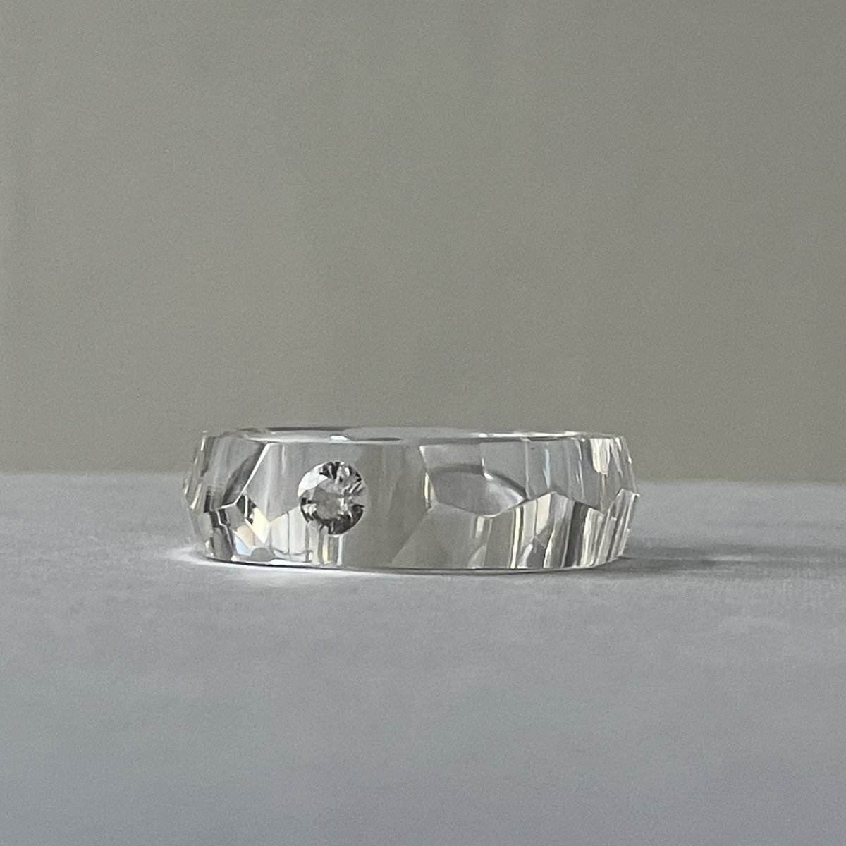 Takahiro__Omori's tweet image. 試作品です。
一度やってみたかった透明(水晶)×透明(ホワイトサファイア)のリング。ミニマルに少しエッジを効かせた佇まいですね。