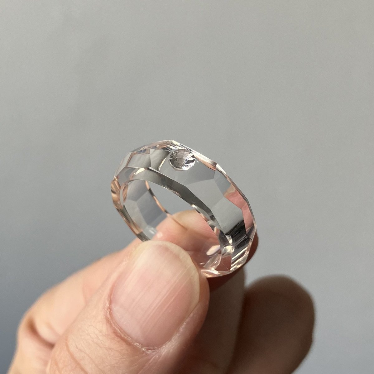 Takahiro__Omori's tweet image. 試作品です。
一度やってみたかった透明(水晶)×透明(ホワイトサファイア)のリング。ミニマルに少しエッジを効かせた佇まいですね。