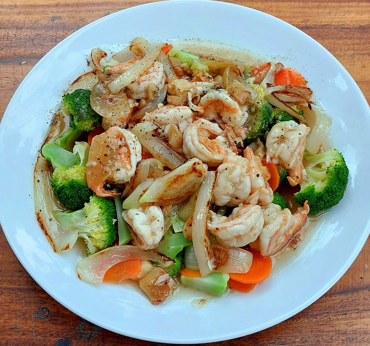 Evening family meal tonight I cooked up some super fresh prawns with super nutritious broccoli with a ginger garlic and onion sauce and it was super delicious 🤤🤌😋