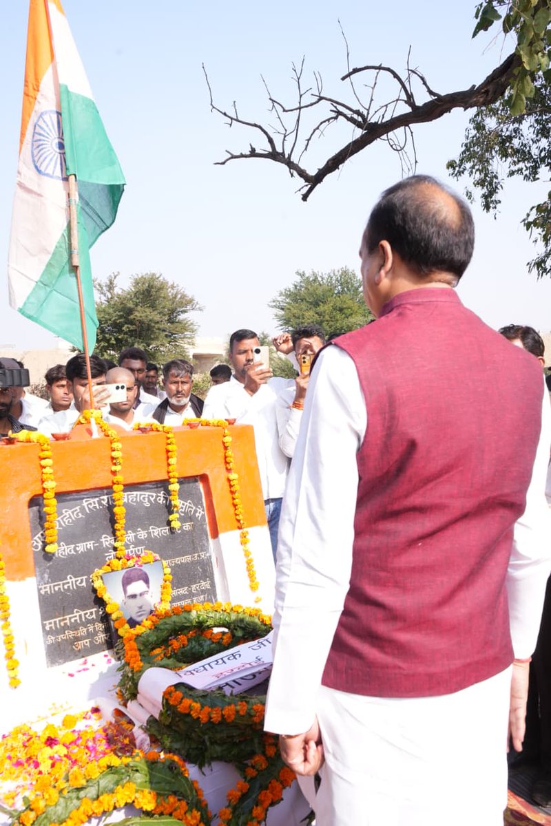 MPSinghRanu2's tweet image. हरदोई पूर्व सैनिक वेलफेयर फाउण्डेशन के अध्यक्ष अशोक अग्निहोत्री जी के संयोजन में विधानसभा के ग्राम खितौली में रेजांगला शौर्य दिवस के अवसर पर क्षेत्र के गौरव वीर शहीद स्मृति शेष राजबहादुर सिंह यादव जी की पुण्य स्मृतियों को याद कर उन्हें अपनी श्रद्धांजलि अर्पित की।।
#IndianArmy