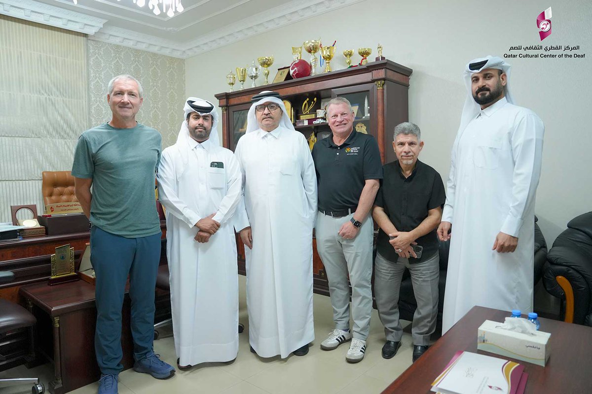 استقبل السيد عبدالله الملا – رئيس مجلس إدارة المركز القطري الثقافي للصم – وفدًا زائرًا ضمّ كلًا من السيد جويل باريش والسيد جيفري س. برافين، وذلك خلال زيارة اعتيادية للمركز بهدف التعرف على برامجه وأنشطته الموجهة لفئة الصم.
ويمتلك الضيفان خبرة طويلة في مجال تعليم الصم